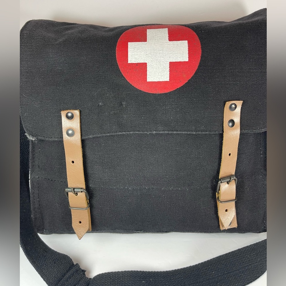 Military vintage-style canvas medic crossbody messenger bag - Picture 3 of 13